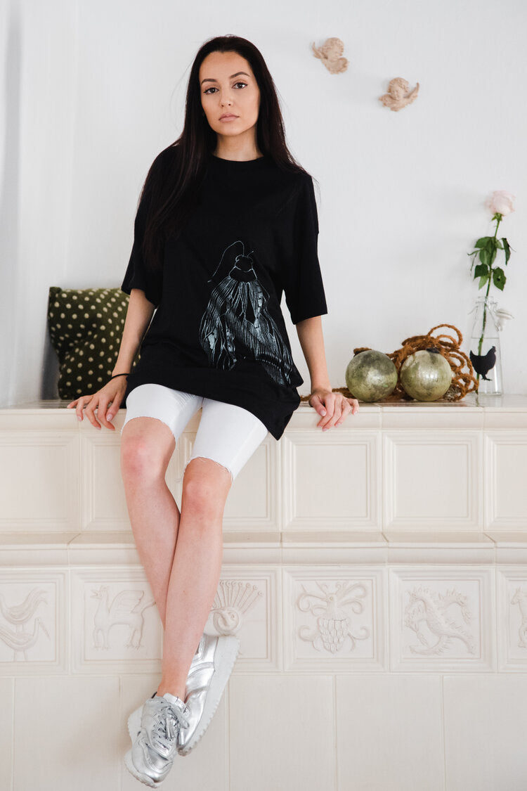 Langes oversized T-Shirt (auch als kurzes Kleid) mit einem großen silbernen Schmetterling auf der Vorderseite und einem kleineren auf der Schulter.