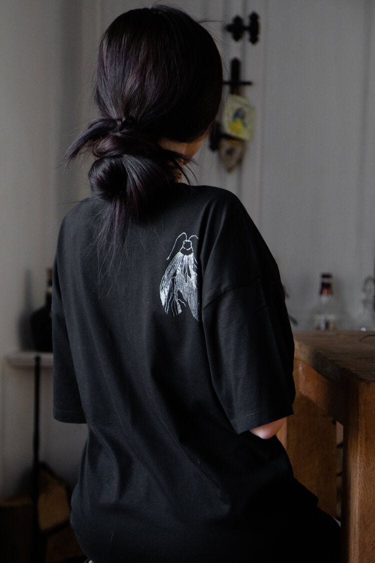 Langes oversized T-Shirt (auch als kurzes Kleid) mit einem großen silbernen Schmetterling auf der Vorderseite und einem kleineren auf der Schulter.