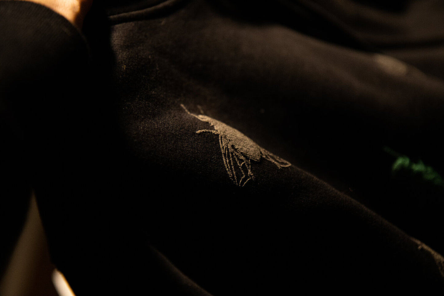 Hoodie-Kleid in Schwarz + Grau, Grün und zwei rosa Fliegen + 3D-Print / 350g Bio-Baumwolle
