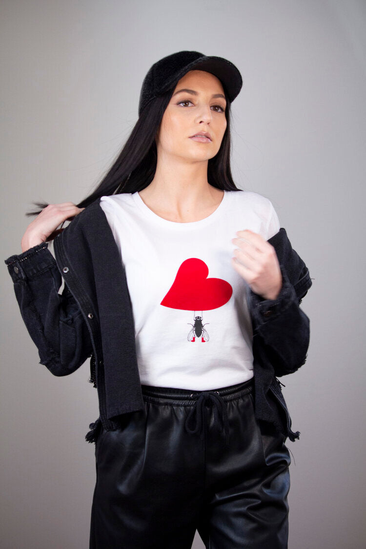 Fliege die ein rotes Plüschherz hält, Damen Modell, 120g Baumwolle