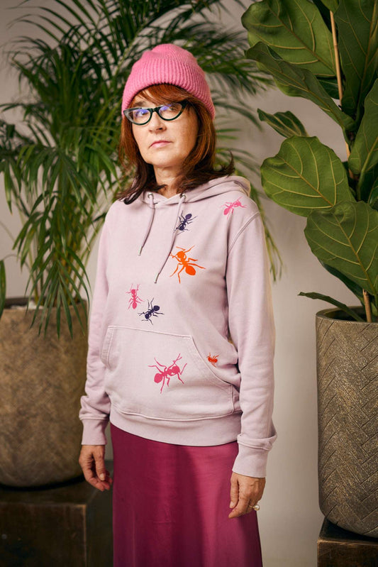 Lila hoodie in lila Farbe mit bunten Plüschameisen (Bio-Baumwolle)