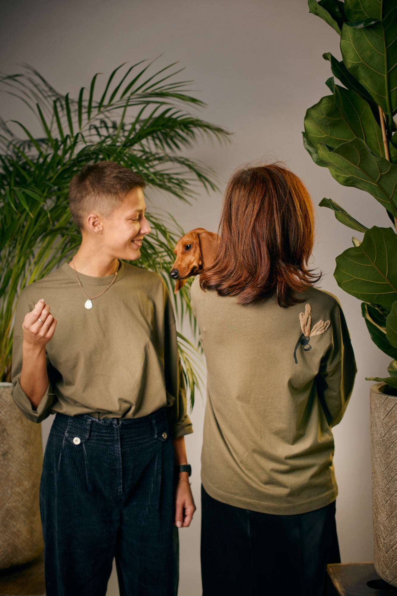 OVERSIZED T-Shirt mit Schmetterling auf der Schulterrückseite