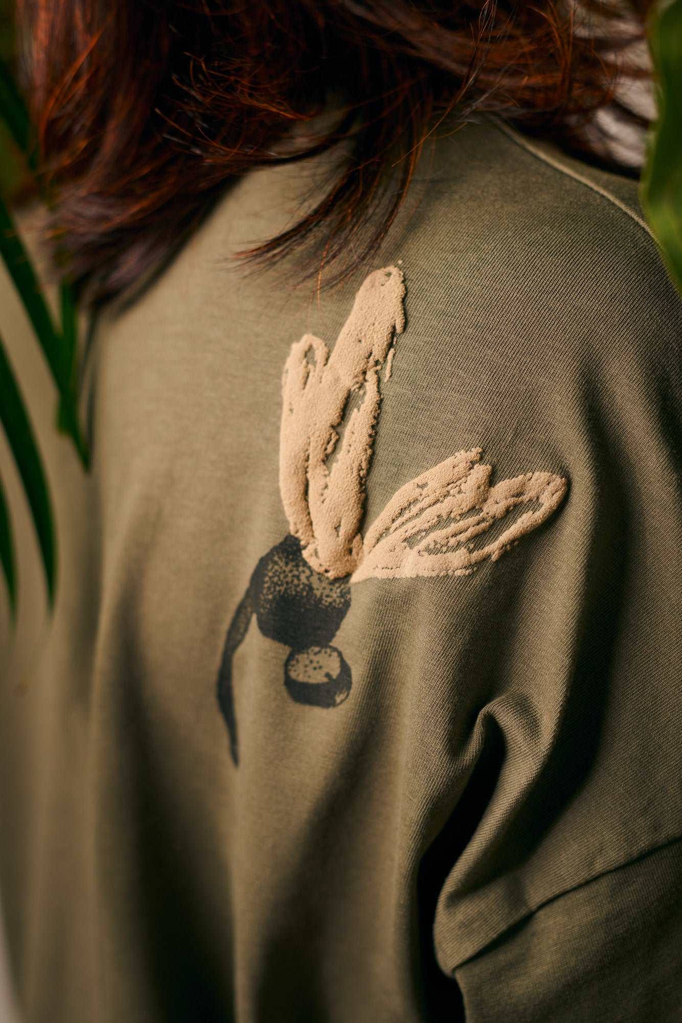 OVERSIZED T-Shirt mit Schmetterling auf der Schulterrückseite