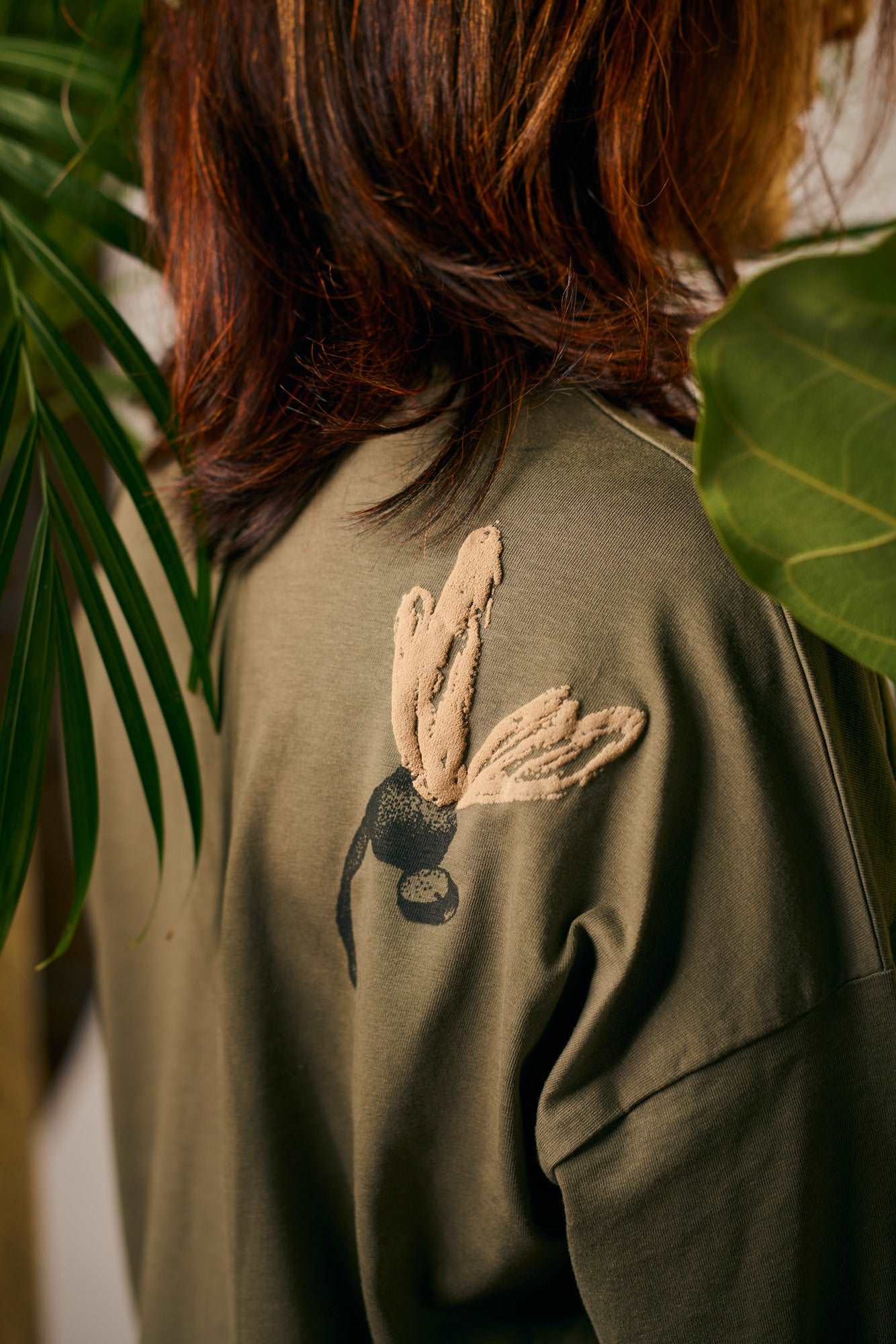 OVERSIZED T-Shirt mit Schmetterling auf der Schulterrückseite