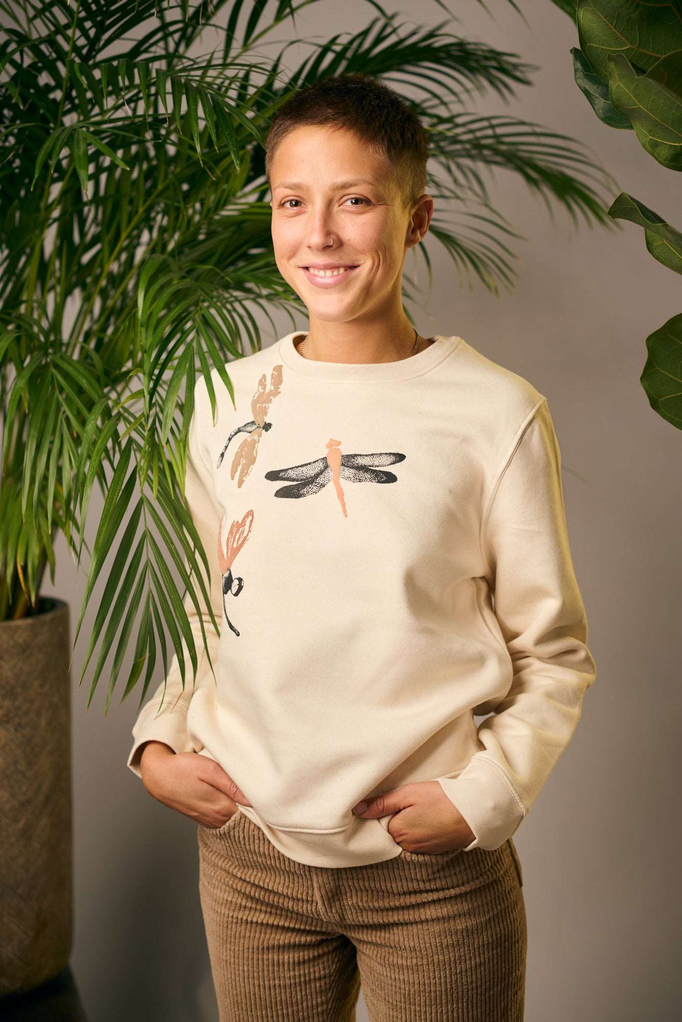 Pullover in weißer Schaffarbe und 3D-Handdruck