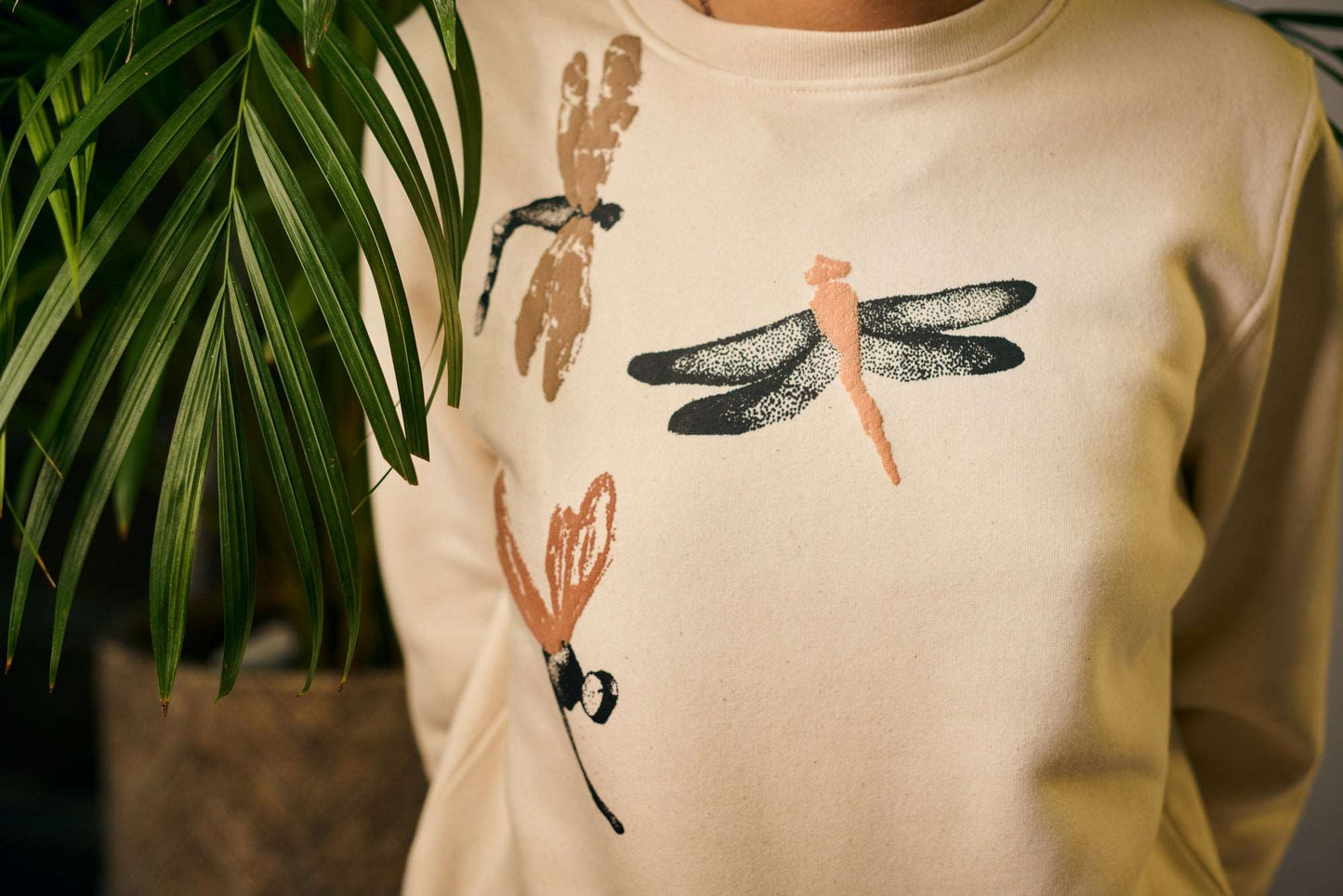 Pullover in weißer Schaffarbe und 3D-Handdruck