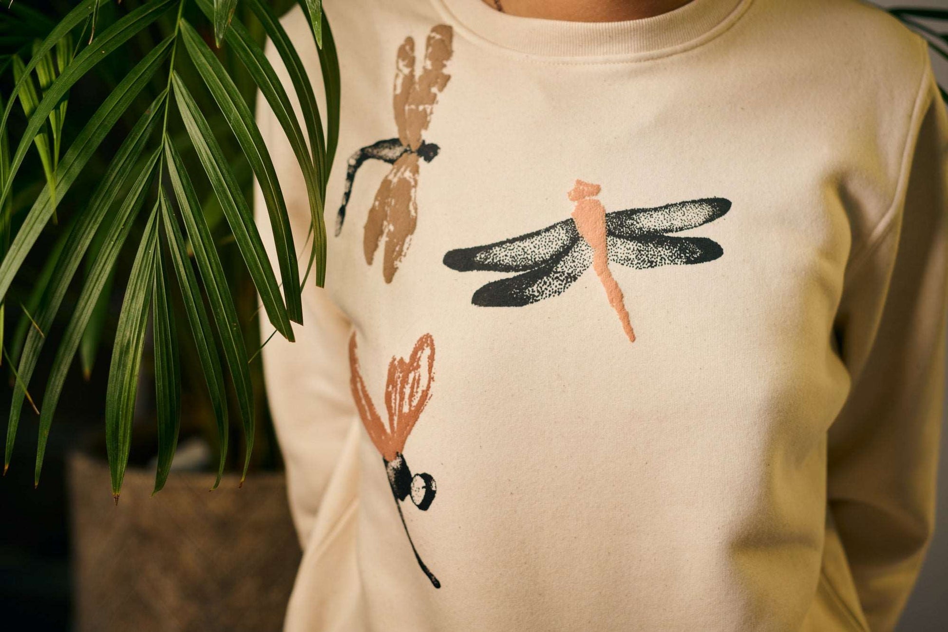 Pullover in weißer Schaffarbe und 3D-Handdruck