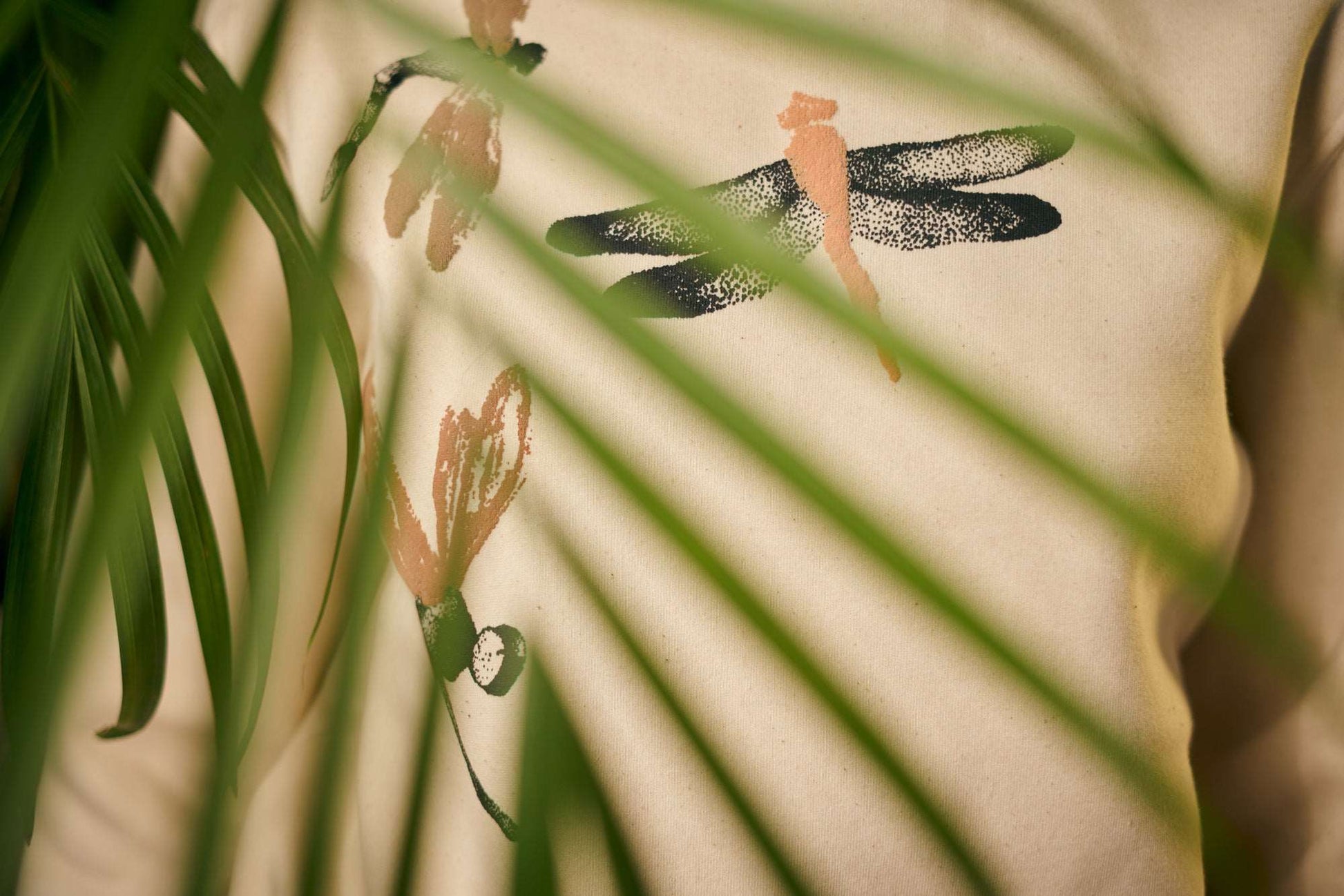 Pullover in weißer Schaffarbe und 3D-Handdruck