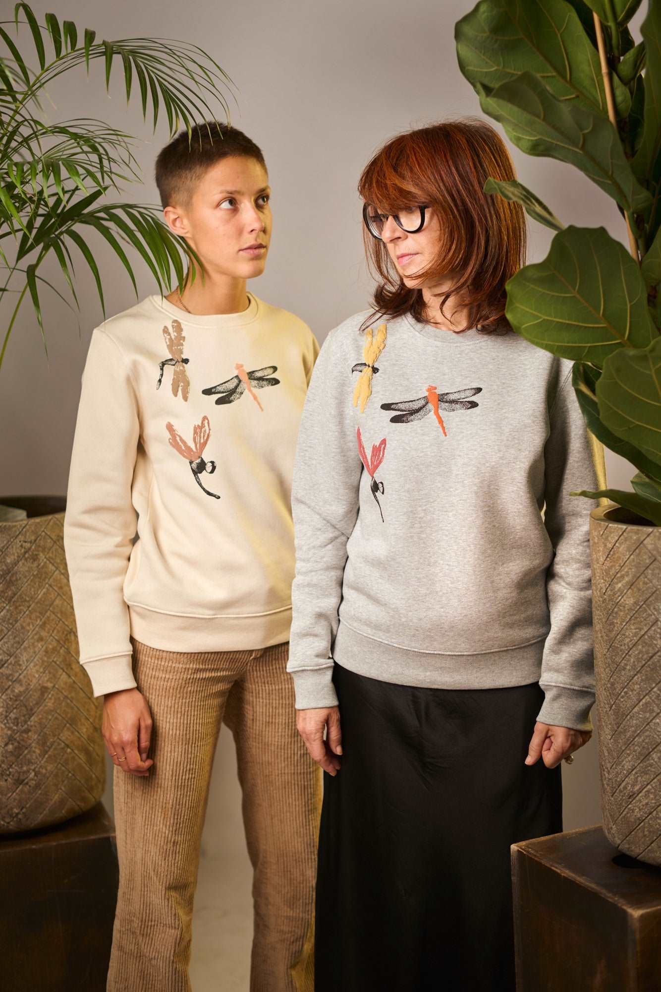 Pullover in weißer Schaffarbe und 3D-Handdruck