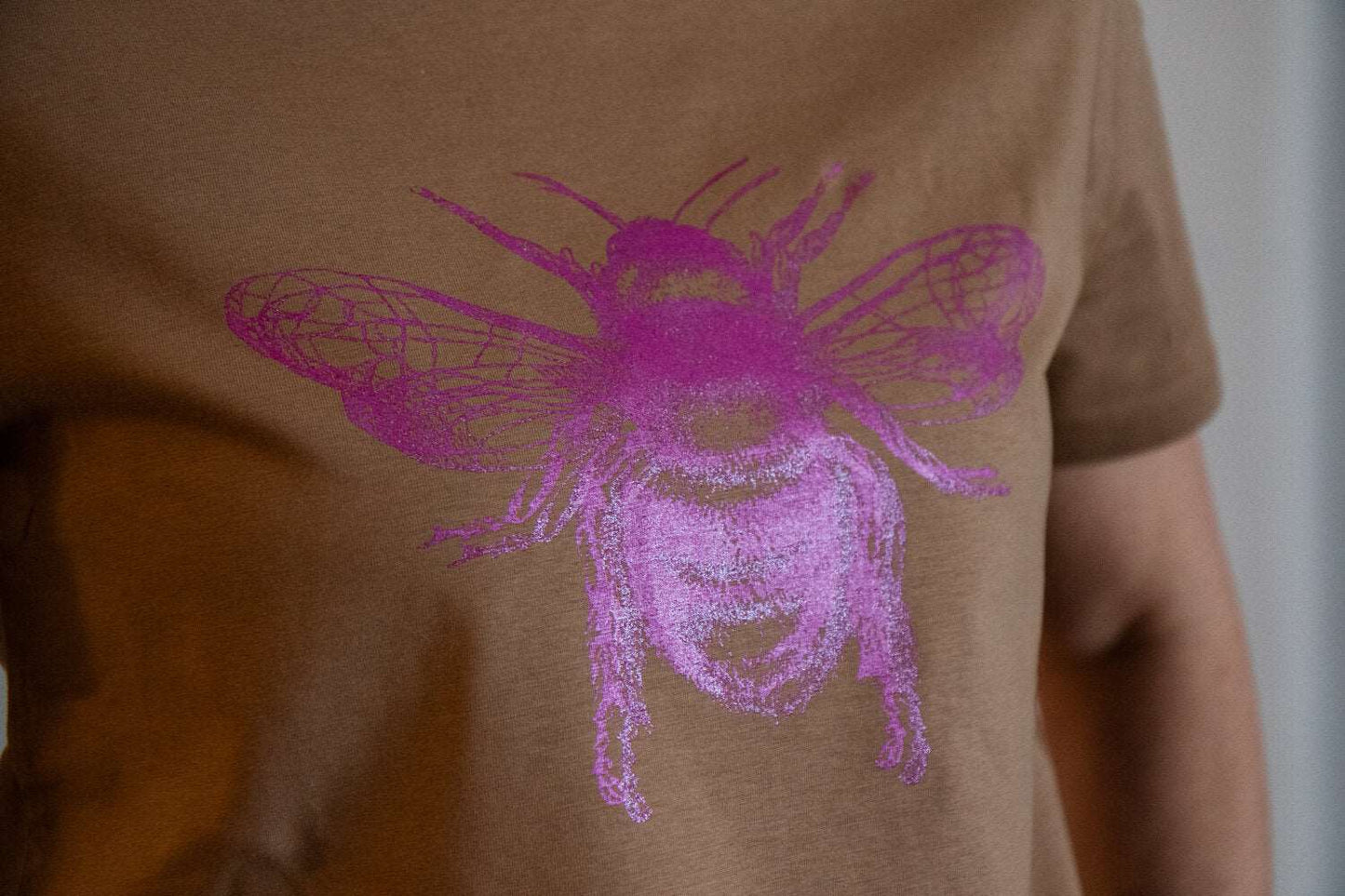 Karamell-T-Shirt und Doppelbiene in rosa FarbeUnisex-Modell/ 100% Bio-Baumwolle