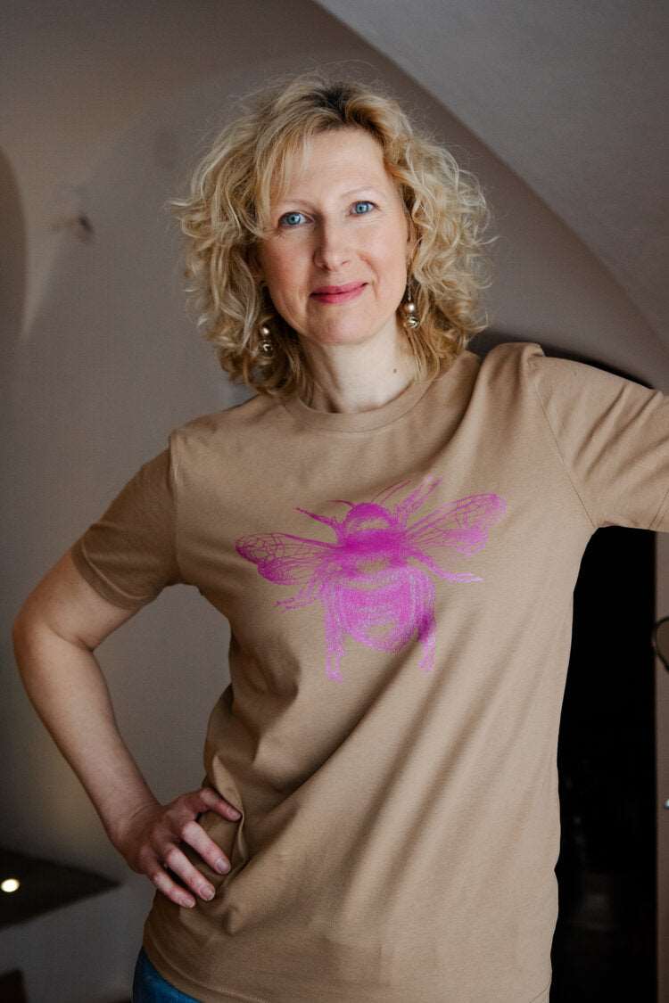 Karamell-T-Shirt und Doppelbiene in rosa FarbeUnisex-Modell/ 100% Bio-Baumwolle