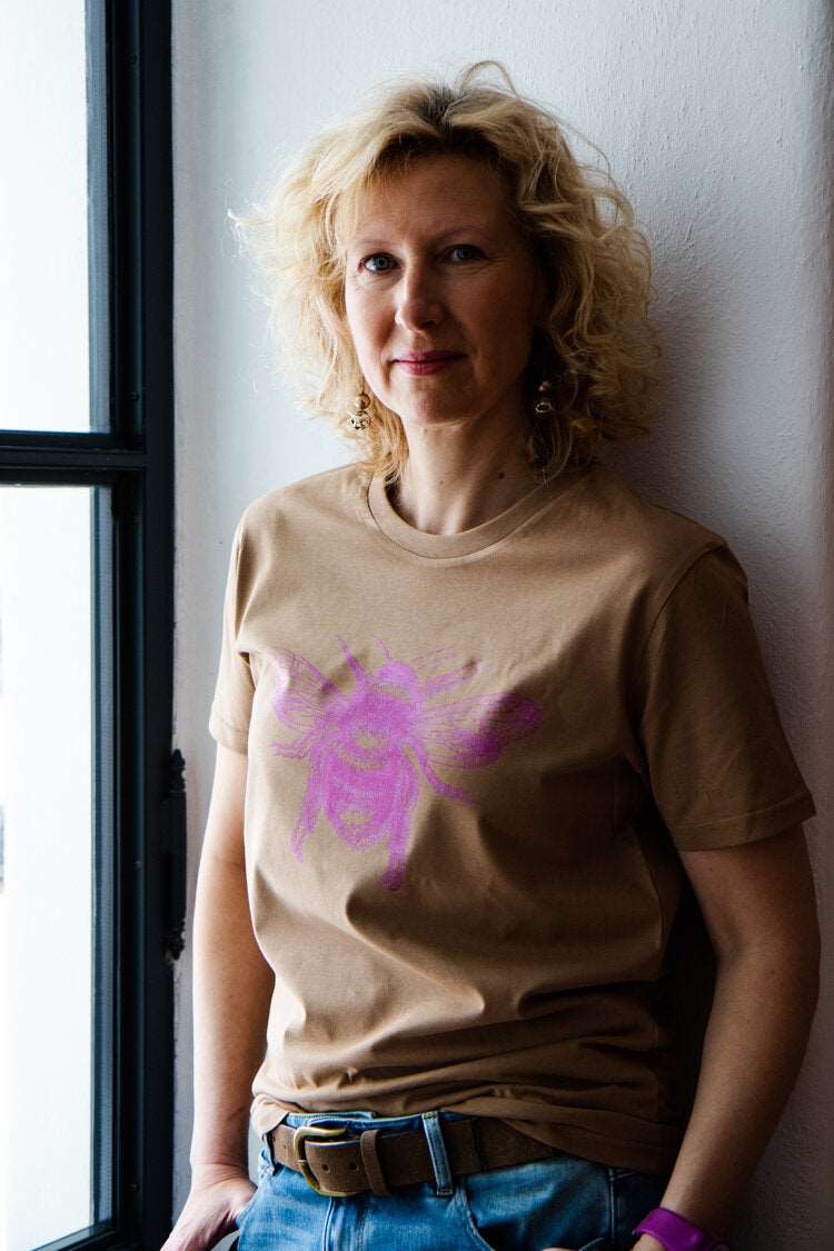 Karamell-T-Shirt und Doppelbiene in rosa FarbeUnisex-Modell/ 100% Bio-Baumwolle