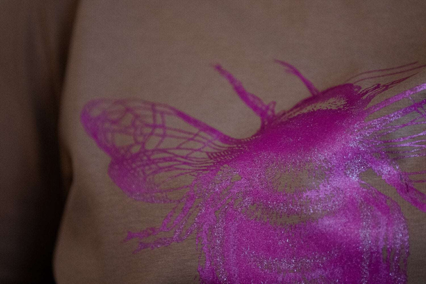Karamell-T-Shirt und Doppelbiene in rosa FarbeUnisex-Modell/ 100% Bio-Baumwolle