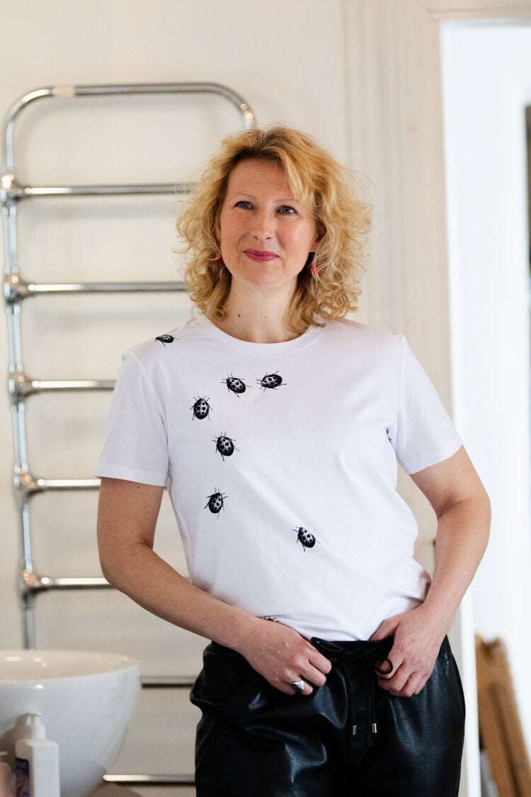 Marienkäferfamilie – weibliches oder UnisexModell, Kurzarm/ 100% Bio-Baumwolle