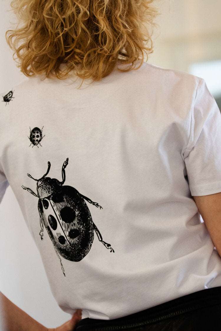 Marienkäferfamilie – weibliches oder UnisexModell, Kurzarm/ 100% Bio-Baumwolle