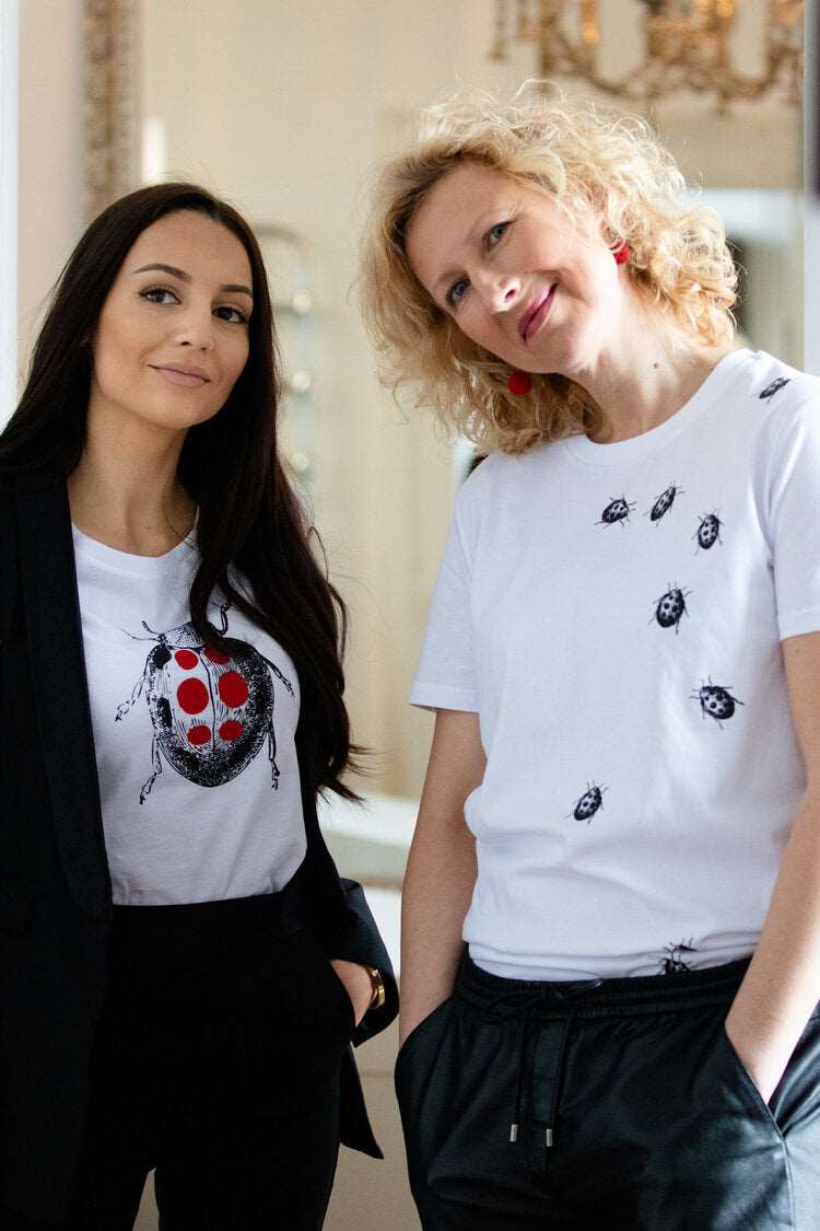 Marienkäferfamilie – weibliches oder UnisexModell, Kurzarm/ 100% Bio-Baumwolle