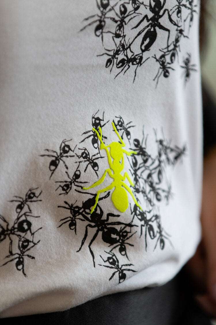 Die Ameisen sind da! Sie kamen zu kurzärmeligen Damen-T-Shirt aus 100% BioBaumwolle