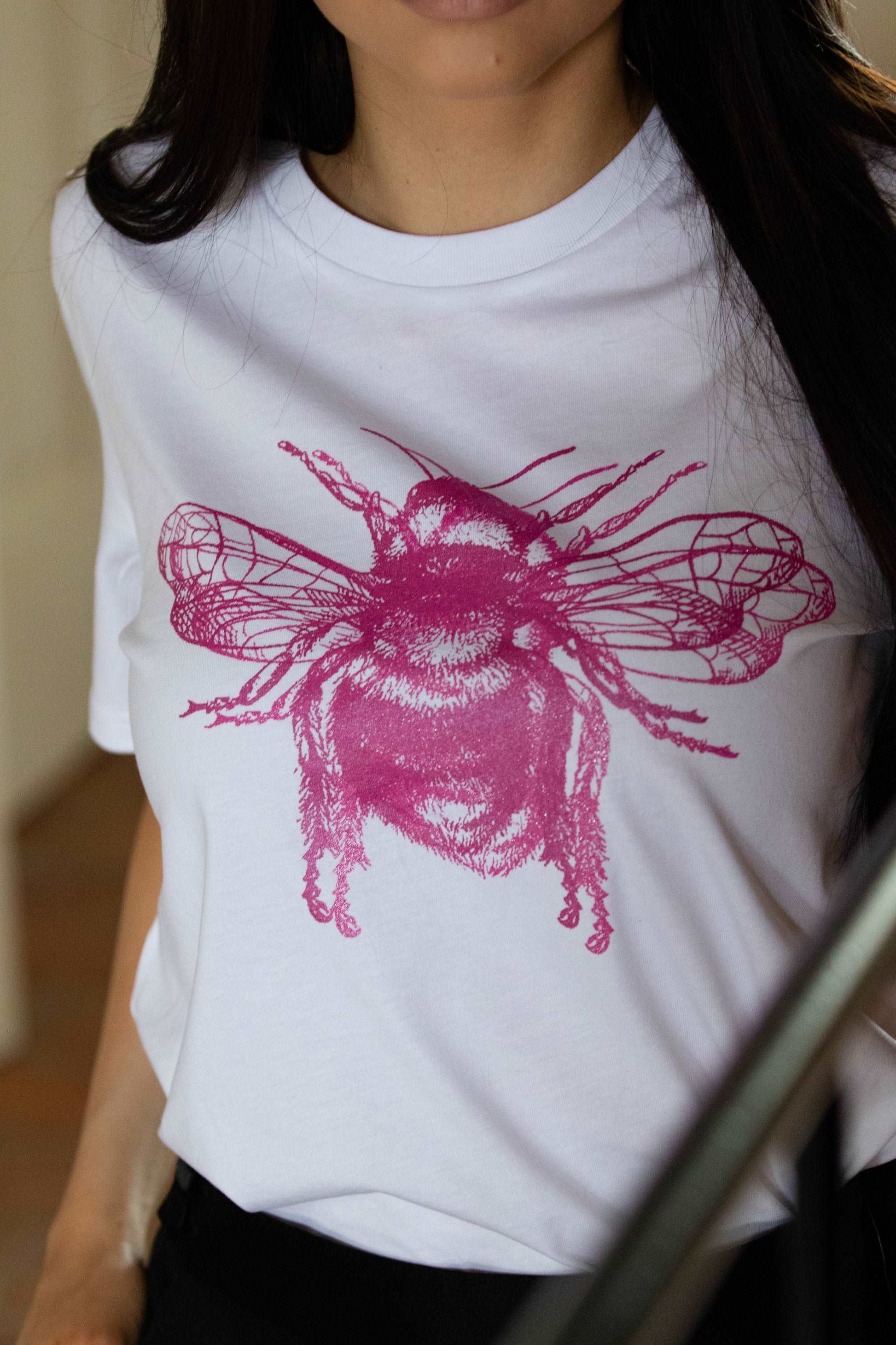 T-Shirt mit einer pinken Biene Doppeldruck – Unisex-Modell/ 100% Bio-Baumwolle
