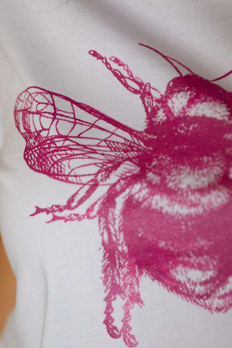 T-Shirt mit einer pinken Biene Doppeldruck – Unisex-Modell/ 100% Bio-Baumwolle