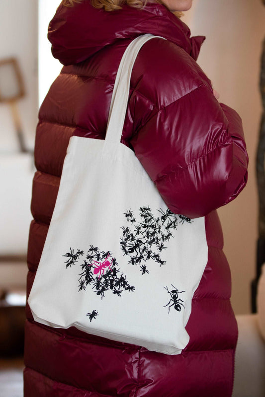 Kleine Tasche und Ameisen