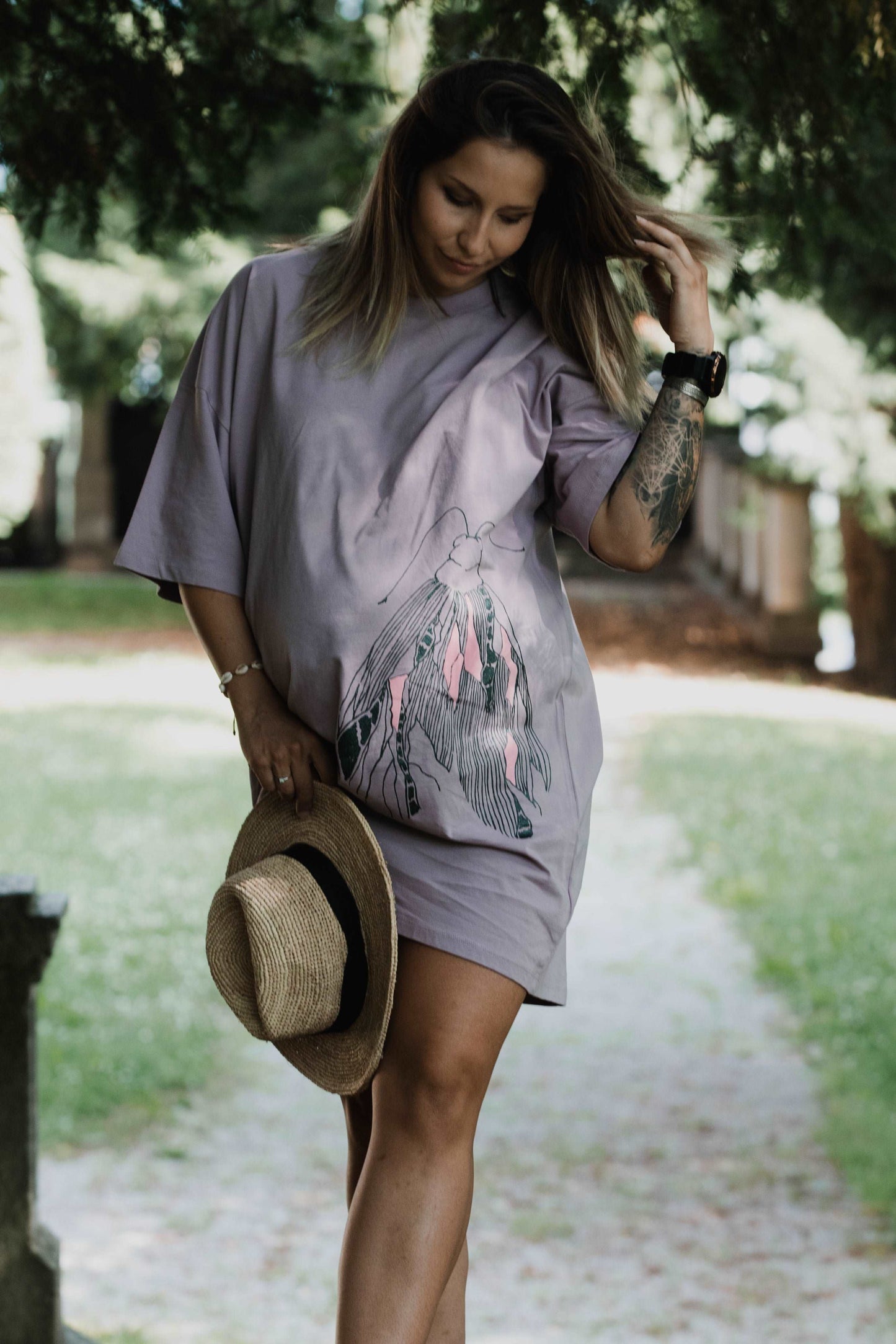 Langes oversized Lila T-Shirt oder kurzes Kleid mit einem großen Schmetterling vorne und einem kleinem auf der Schulter hinten.