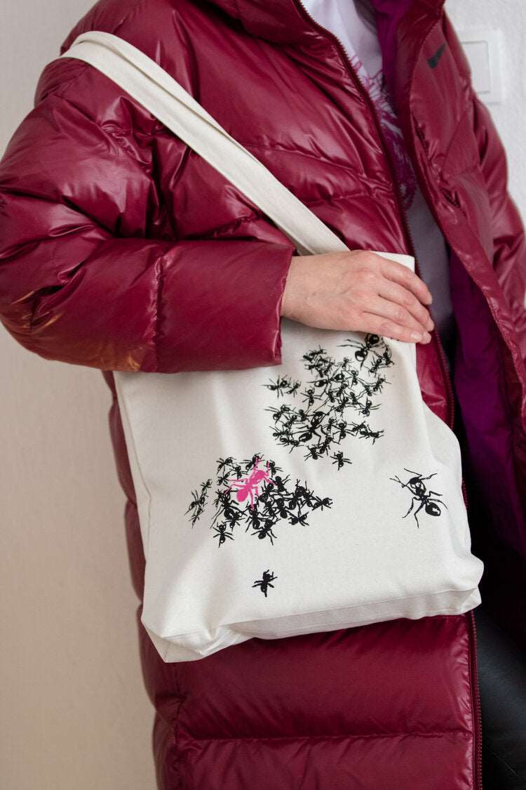 Kleine Tasche und Ameisen