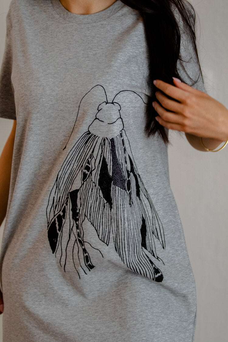 Graues T-Shirt-Kleid und großer schwarzer Schmetterling vorne und kleiner Schmetterling hinten auf der Schulter/ 100% Bio-Baumwolle