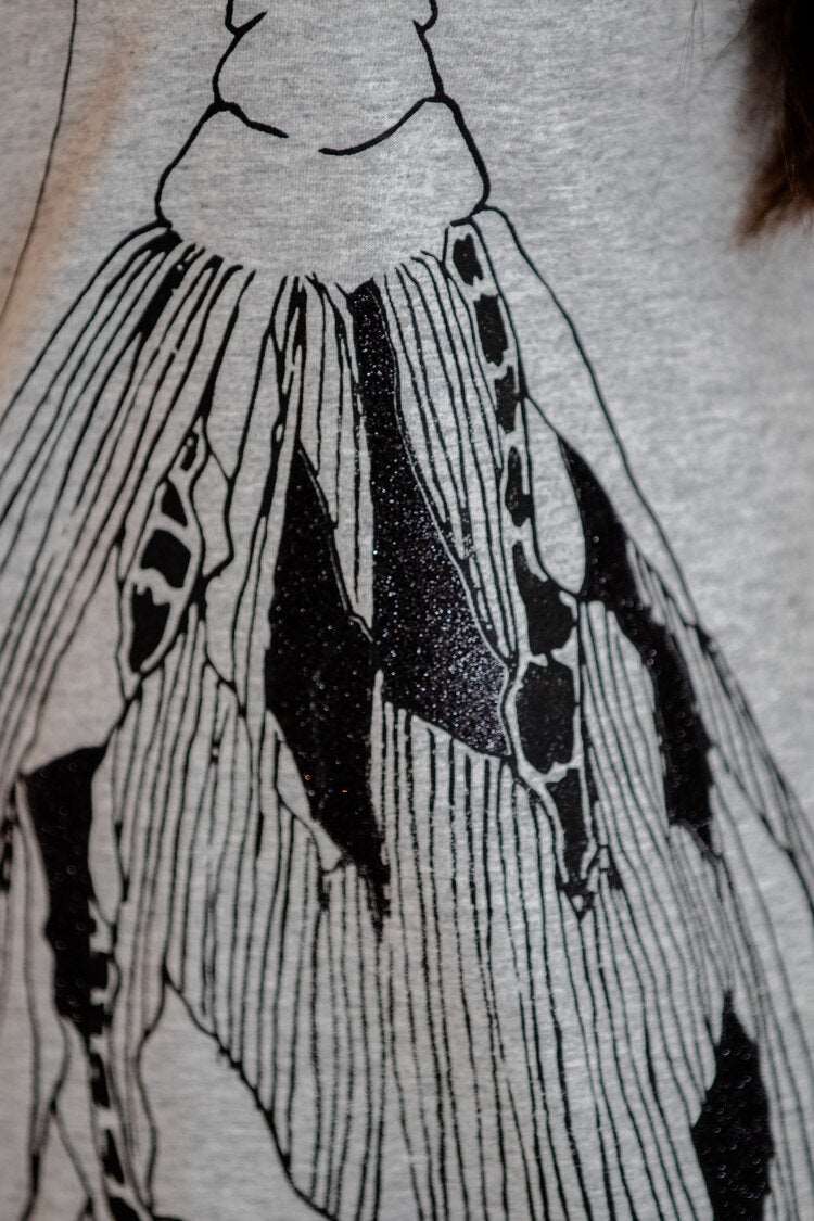 Graues T-Shirt-Kleid und großer schwarzer Schmetterling vorne und kleiner Schmetterling hinten auf der Schulter/ 100% Bio-Baumwolle