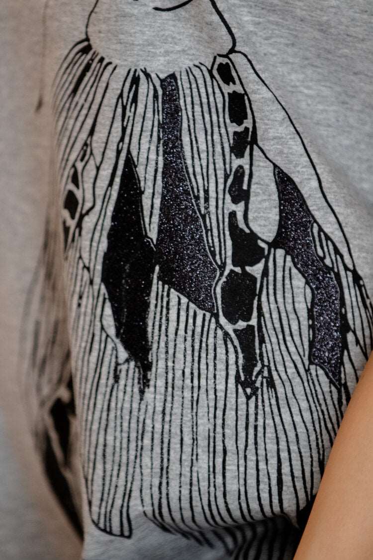 Graues T-Shirt-Kleid und großer schwarzer Schmetterling vorne und kleiner Schmetterling hinten auf der Schulter/ 100% Bio-Baumwolle