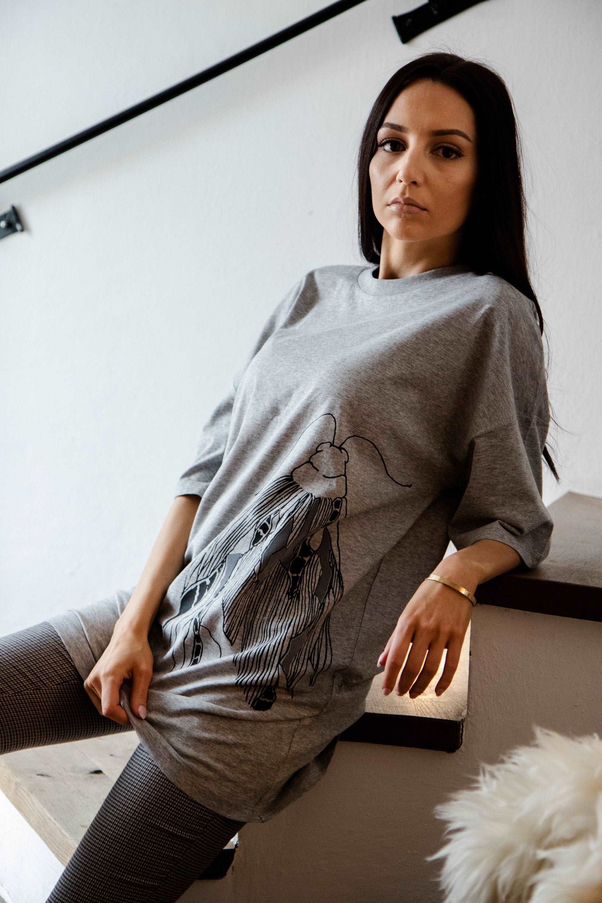 Oversize T-Shirt mit großem Schmetterling vorne und kleinem auf der Schulter/ 100% BioBaumwolle