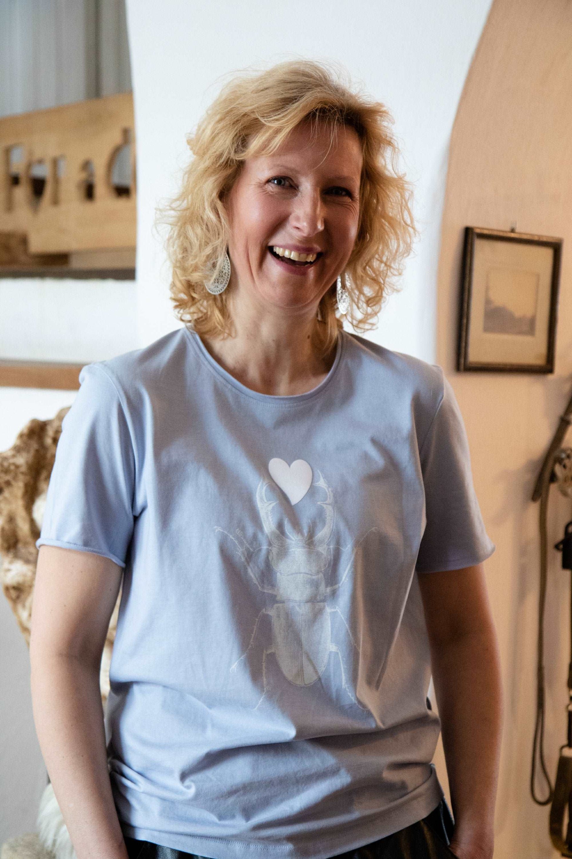 Hellblaues Unisex-T-Shrit mit weißem Skarabäus und weißem Plüschherz/ 100% BioBaumwolle