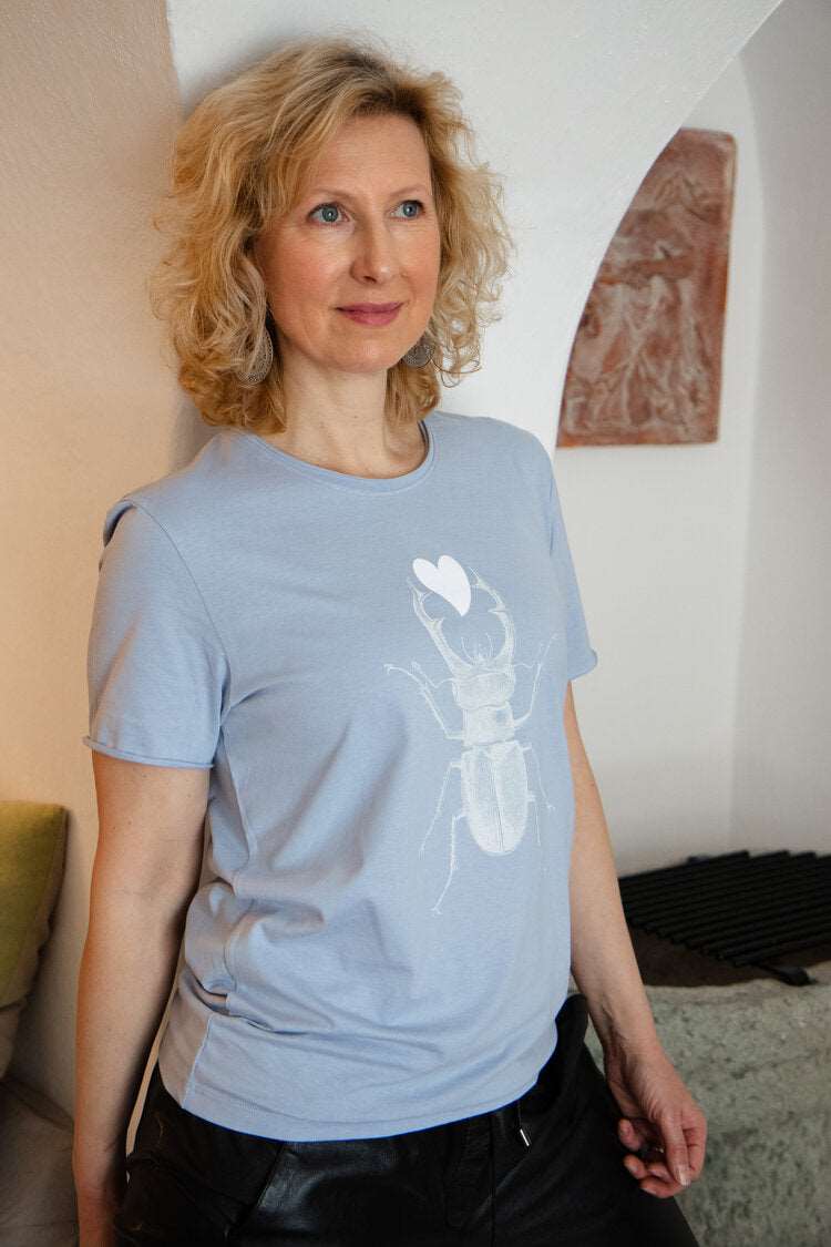 Hellblaues Unisex-T-Shrit mit weißem Skarabäus und weißem Plüschherz/ 100% BioBaumwolle