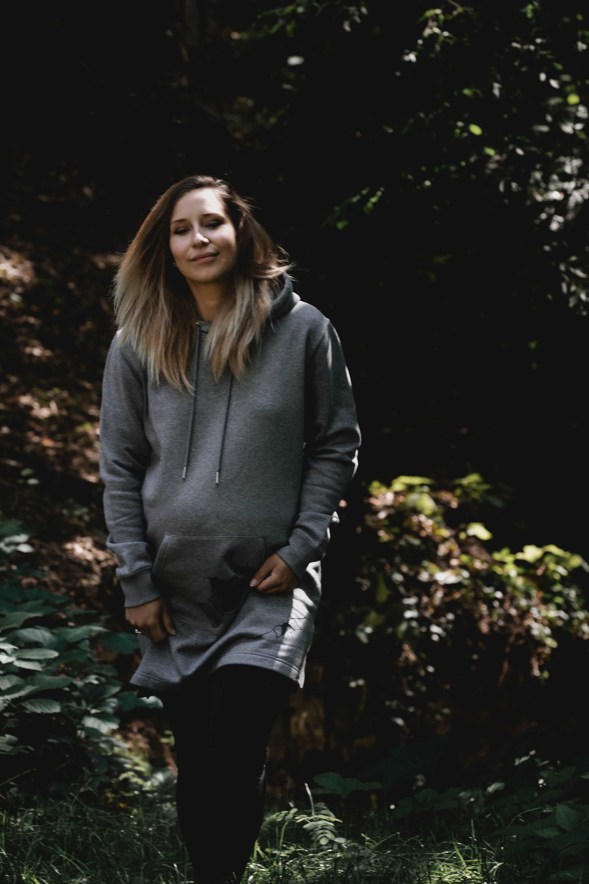 Graues Hoodie-Kleid und schwarzer GlitzerSchmetterling vorne und hinten/ 300g Baumwolle