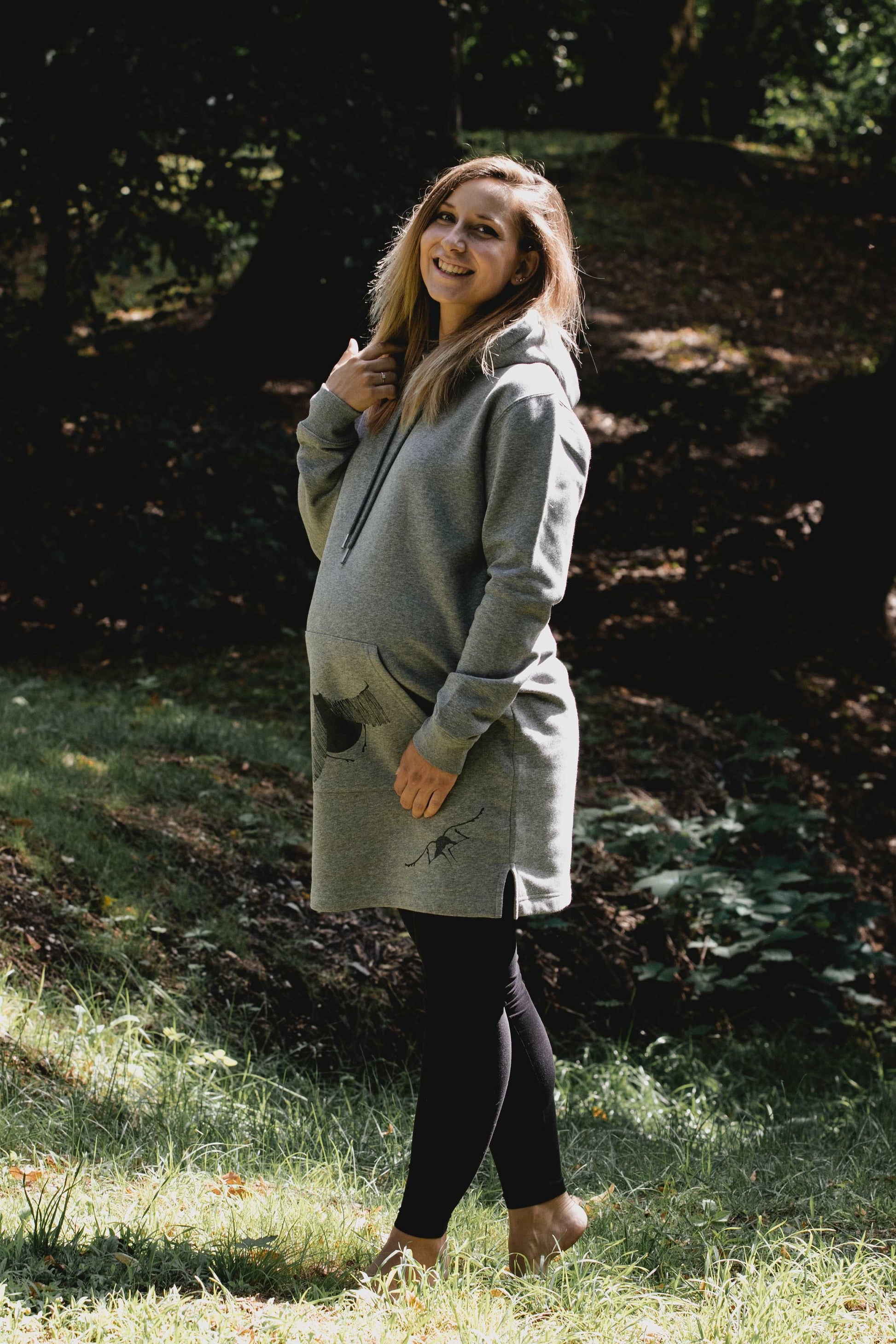 Graues Hoodie-Kleid und schwarzer GlitzerSchmetterling vorne und hinten/ 300g Baumwolle