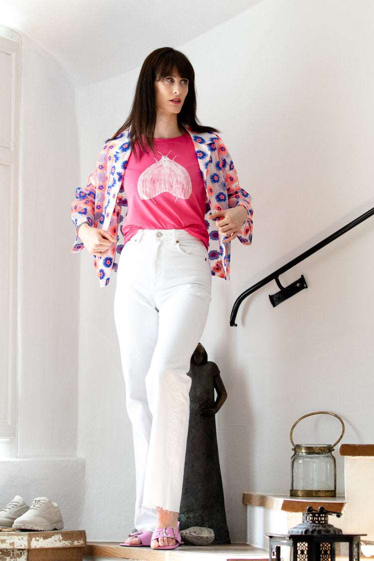 Weiße Motte auf einem »rosa« T-Shirt/ lange Ärmel