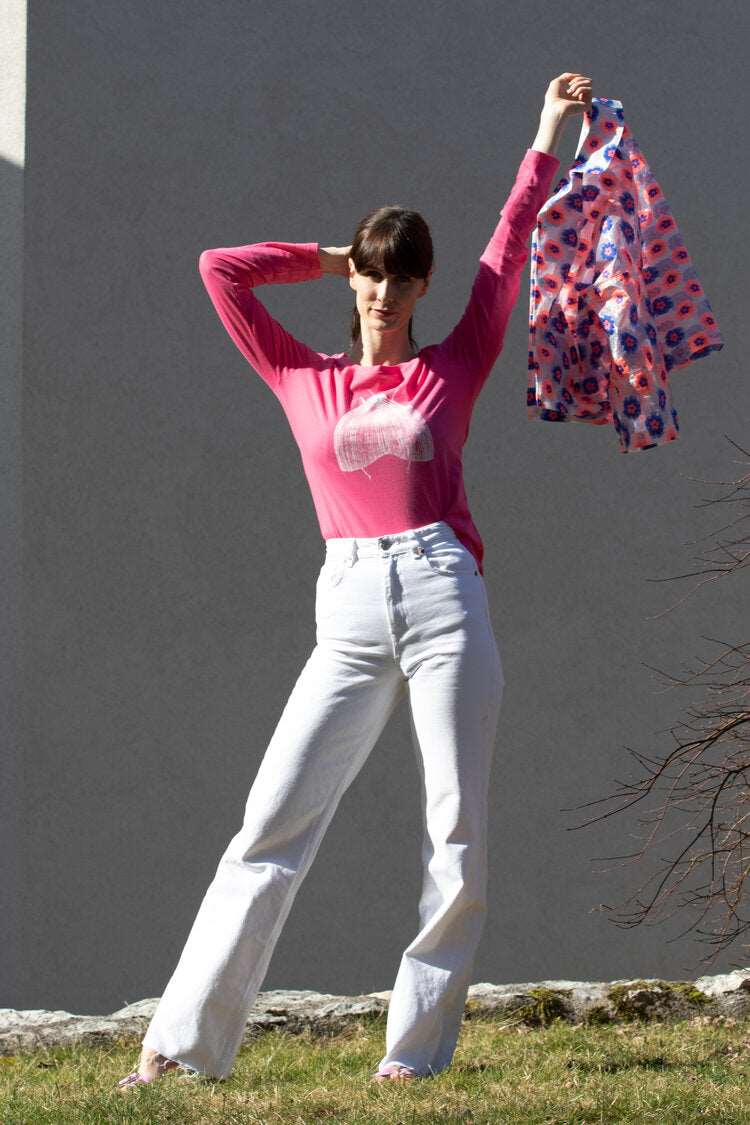 Weiße Motte auf einem »rosa« T-Shirt/ lange Ärmel