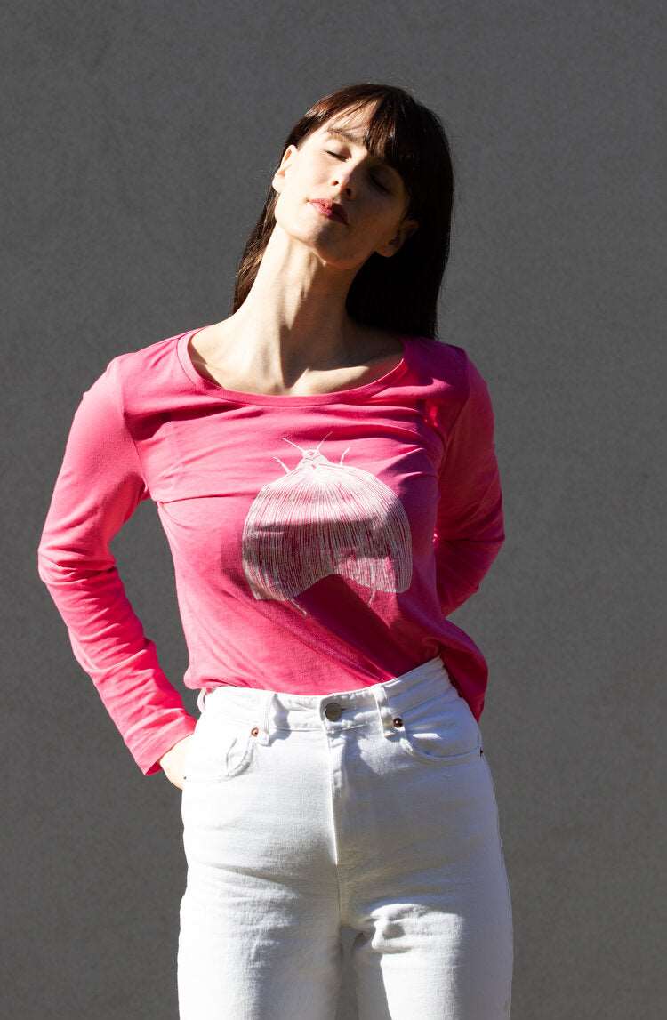 Weiße Motte auf einem »rosa« T-Shirt/ lange Ärmel