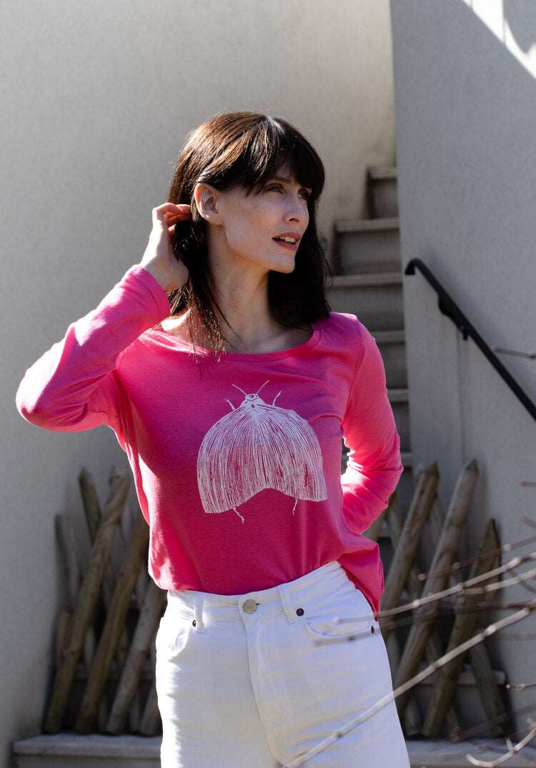 Weiße Motte auf einem »rosa« T-Shirt/ lange Ärmel