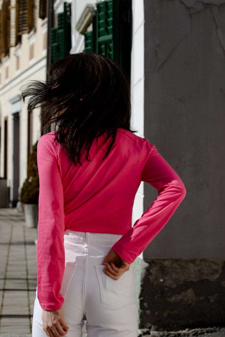 Weiße Motte auf einem »rosa« T-Shirt/ lange Ärmel