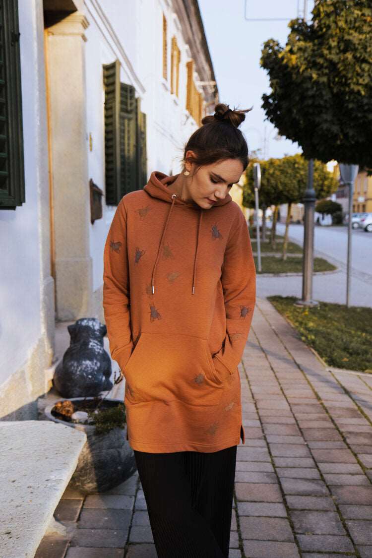 Hoodie-Kleid in Karamellfarbe + Fliegen in 3DPrint / 350g Bio-Baumwolle