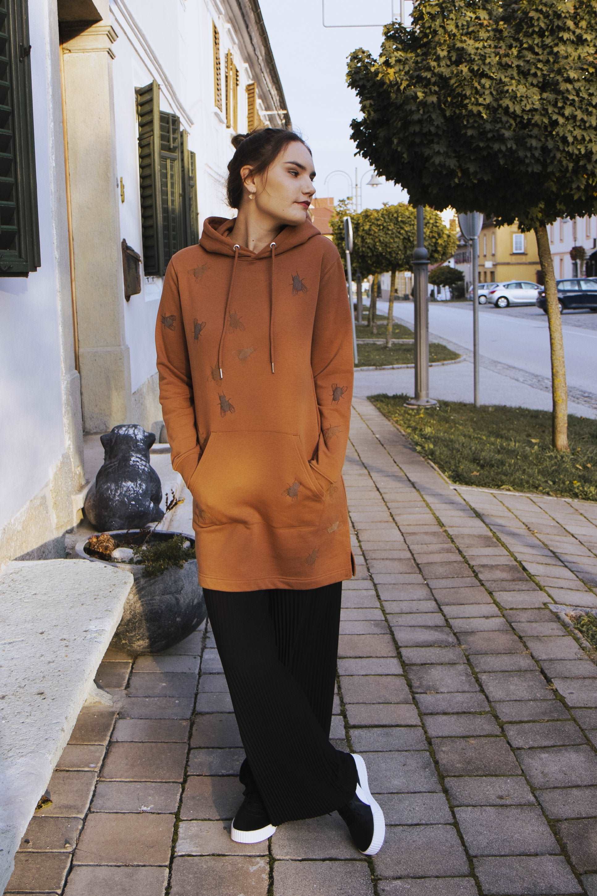 Hoodie-Kleid in Karamellfarbe + Fliegen in 3DPrint / 350g Bio-Baumwolle