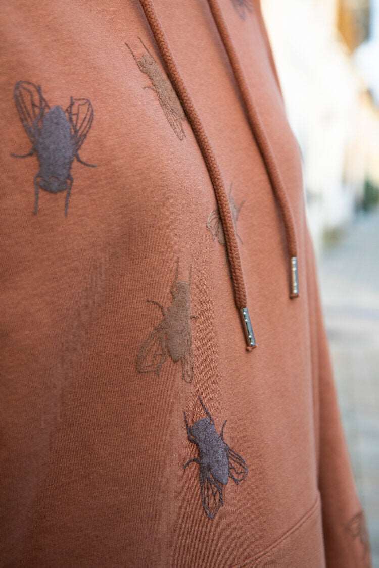 Hoodie-Kleid in Karamellfarbe + Fliegen in 3DPrint / 350g Bio-Baumwolle