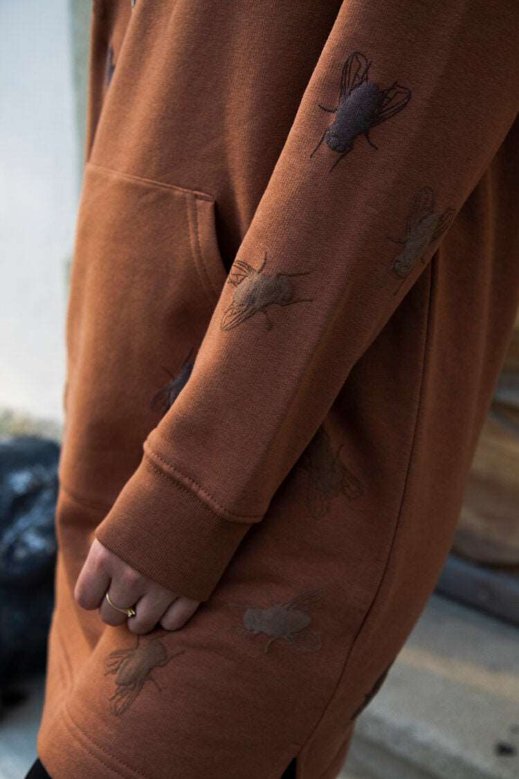 Hoodie-Kleid in Karamellfarbe + Fliegen in 3DPrint / 350g Bio-Baumwolle