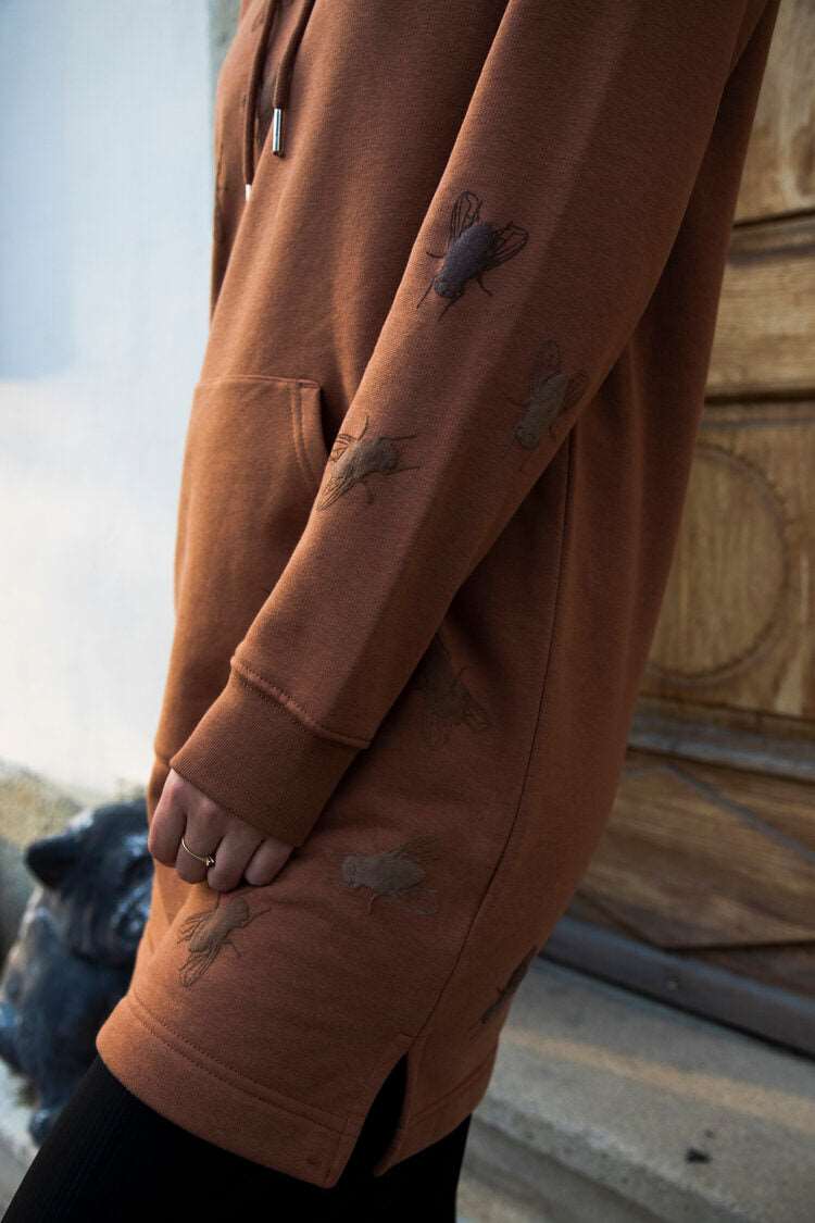 Hoodie-Kleid in Karamellfarbe + Fliegen in 3DPrint / 350g Bio-Baumwolle