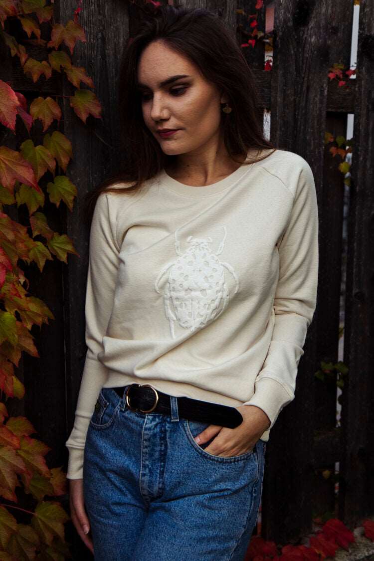 Weißer Off-white Pullover mit Käfer vorne im 3D-Print, 350g Bio-Baumwolle