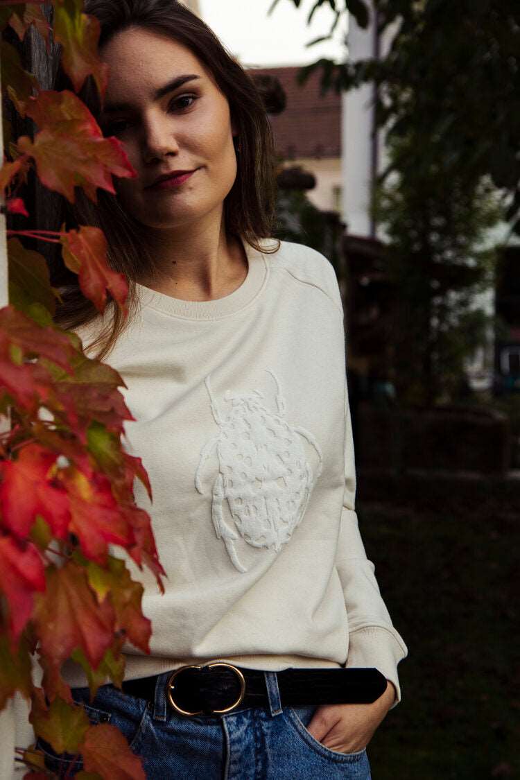 Weißer Off-white Pullover mit Käfer vorne im 3D-Print, 350g Bio-Baumwolle