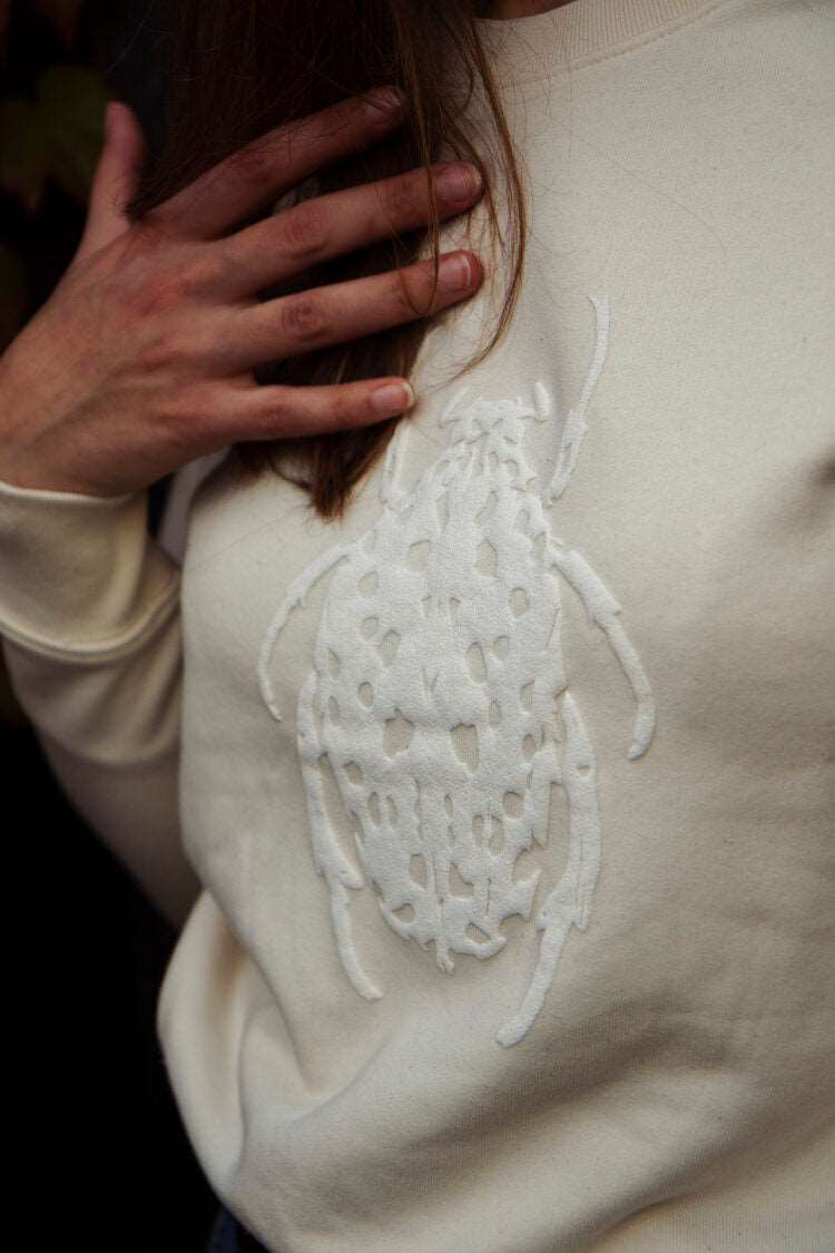 Weißer Off-white Pullover mit Käfer vorne im 3D-Print, 350g Bio-Baumwolle