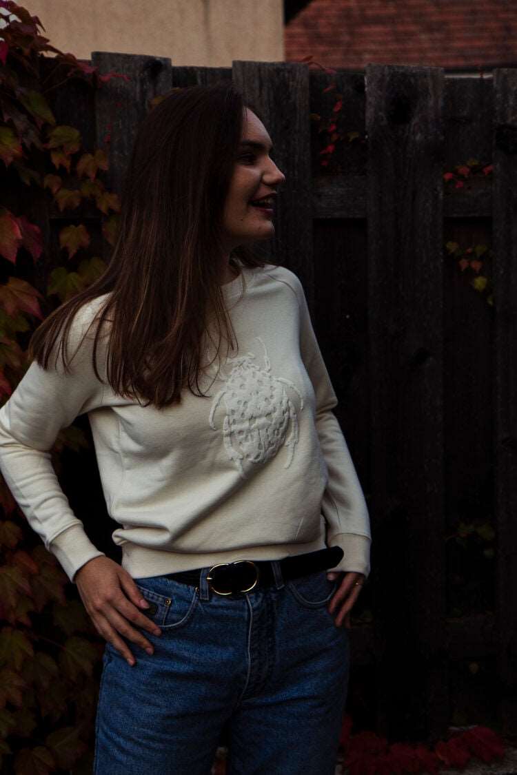 Weißer Off-white Pullover mit Käfer vorne im 3D-Print, 350g Bio-Baumwolle