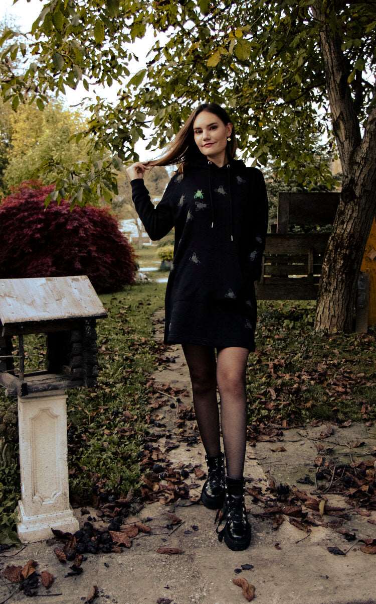 Hoodie-Kleid in Schwarz + Grau, Grün und zwei rosa Fliegen + 3D-Print / 350g Bio-Baumwolle