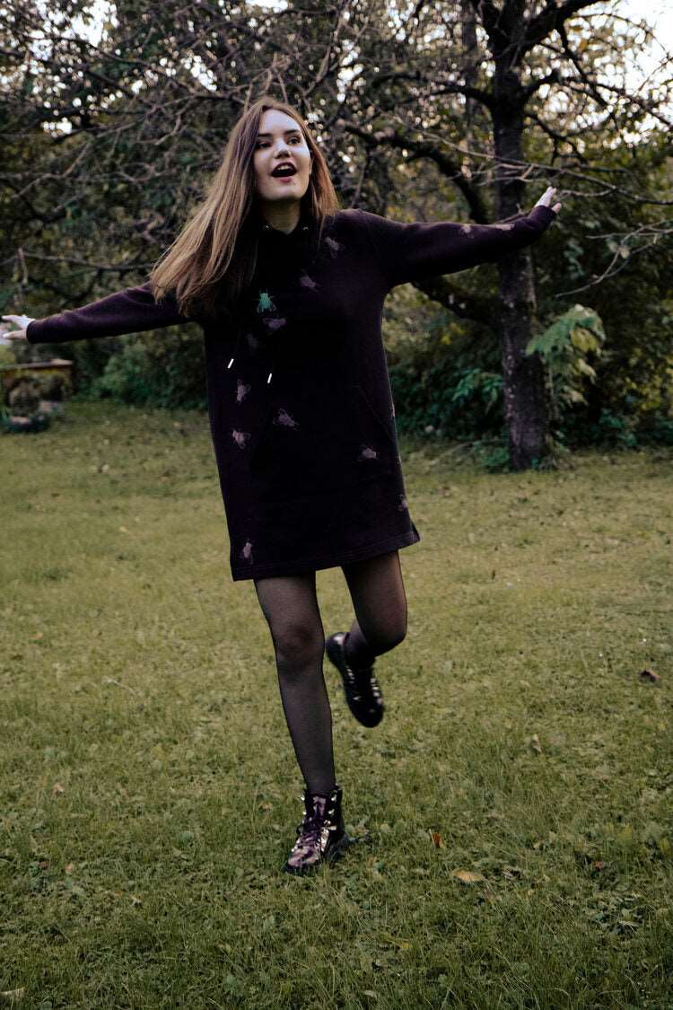 Hoodie-Kleid in Schwarz + Grau, Grün und zwei rosa Fliegen + 3D-Print / 350g Bio-Baumwolle